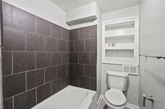 $270,000 | 5047 Woodland Avenue, Kansas City, MO 64110