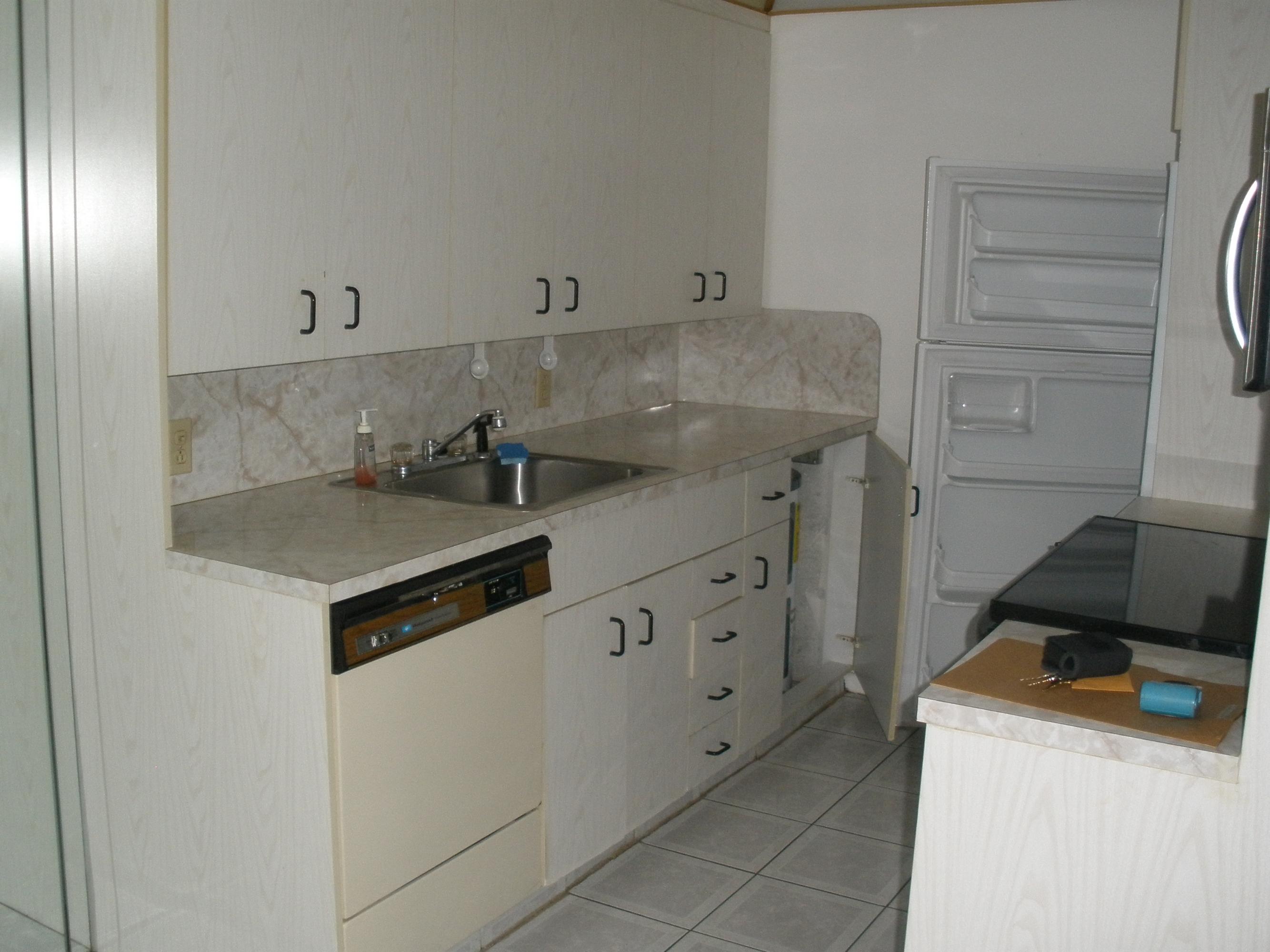 1009 Cornwall East Boca Raton, FL 33434 - Photo 4 of 15 Kitchen