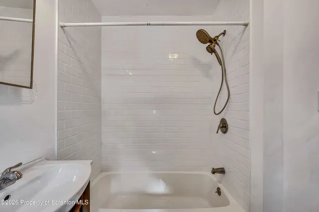 $1,100 | 208 East Warren Street, Unit 1, Dunmore, PA 18512