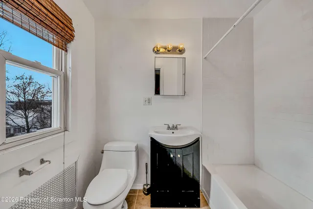 $1,100 | 208 East Warren Street, Unit 1, Dunmore, PA 18512