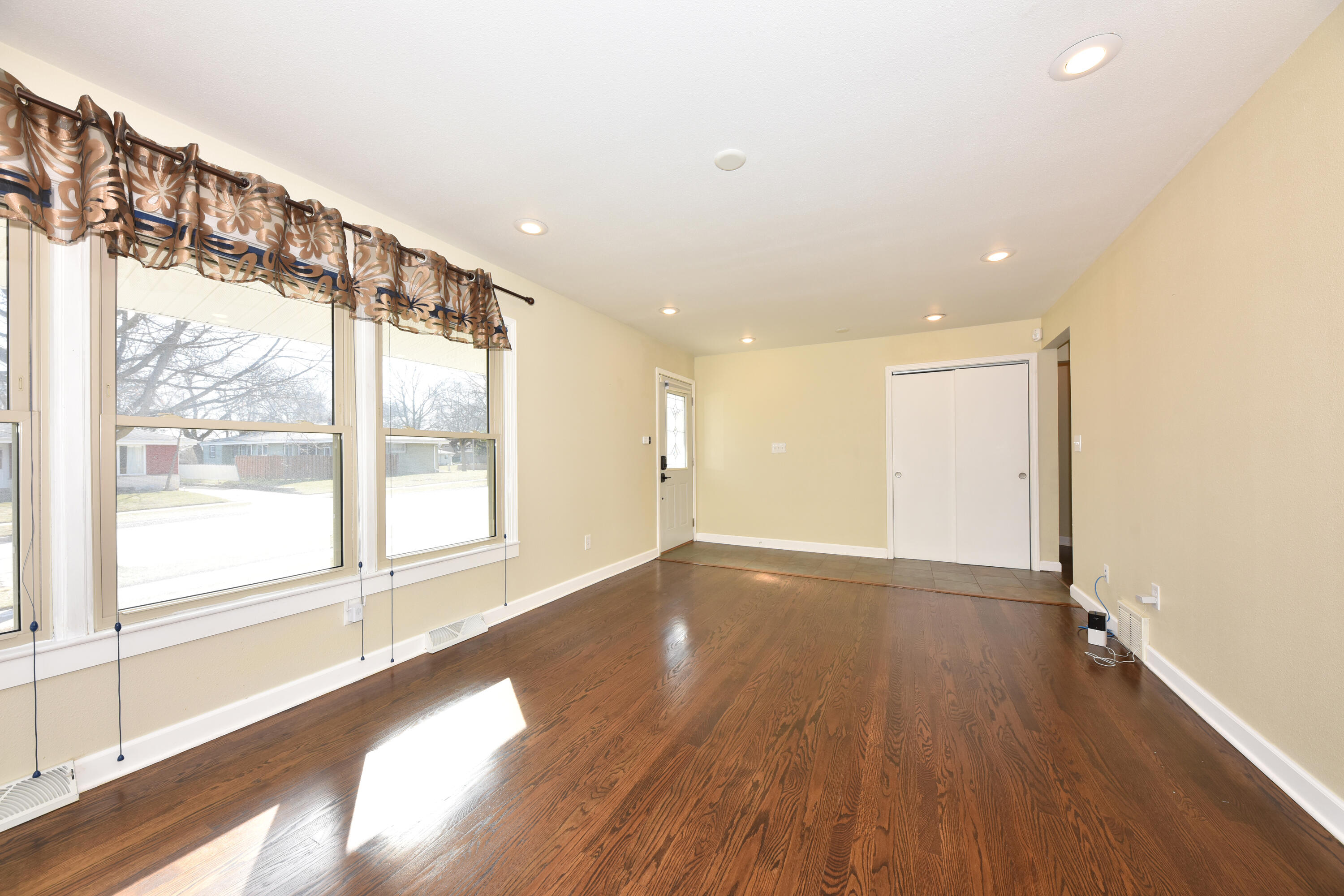 5669 South 24th Street Milwaukee, WI 53221 - Photo 4 of 33 Living Room