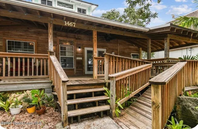 a view of entryway with a front door
