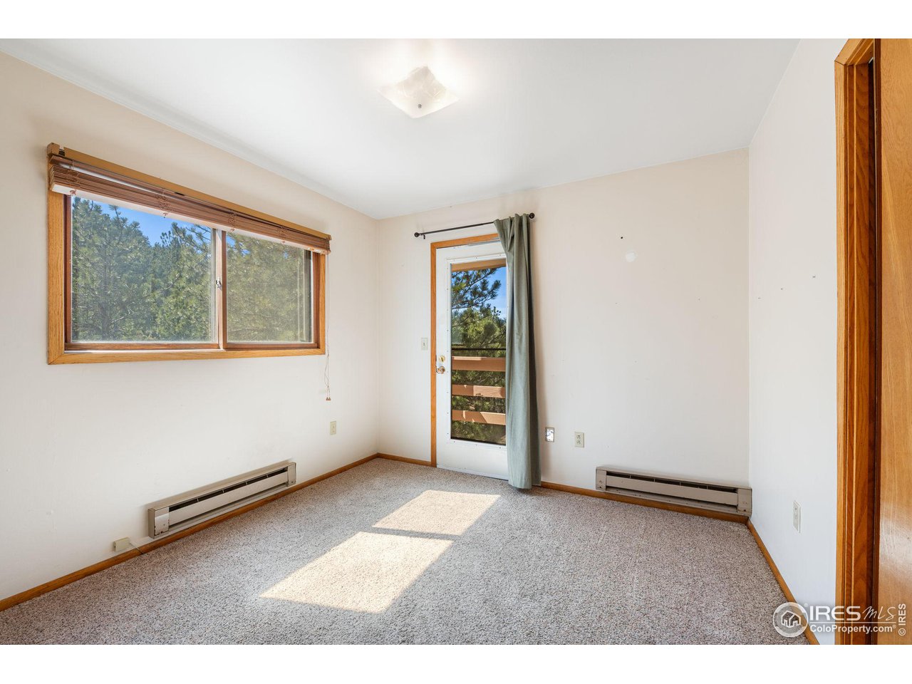 757 Peakview Road Boulder, CO 80302 - Photo 19 of 34 an empty room with windows and closet