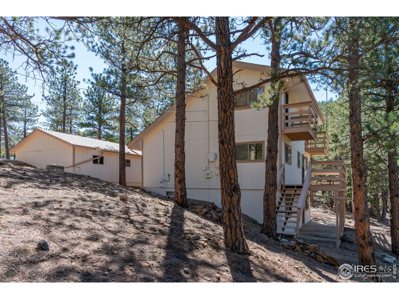 757 Peakview Road Boulder, CO 80302 - Photo 29 of 34 a backyard of a house with lots of green space