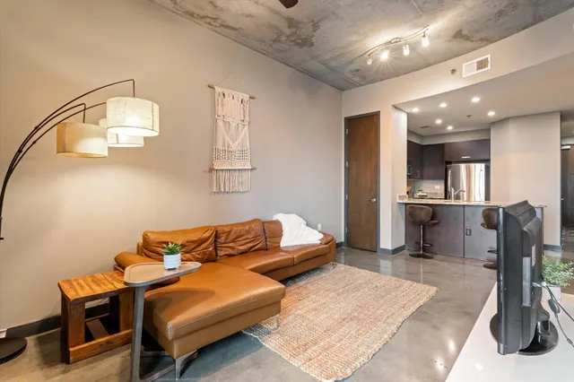 $1,895 | 1510 Demonbreun Street, Unit 706, Nashville, TN 37203