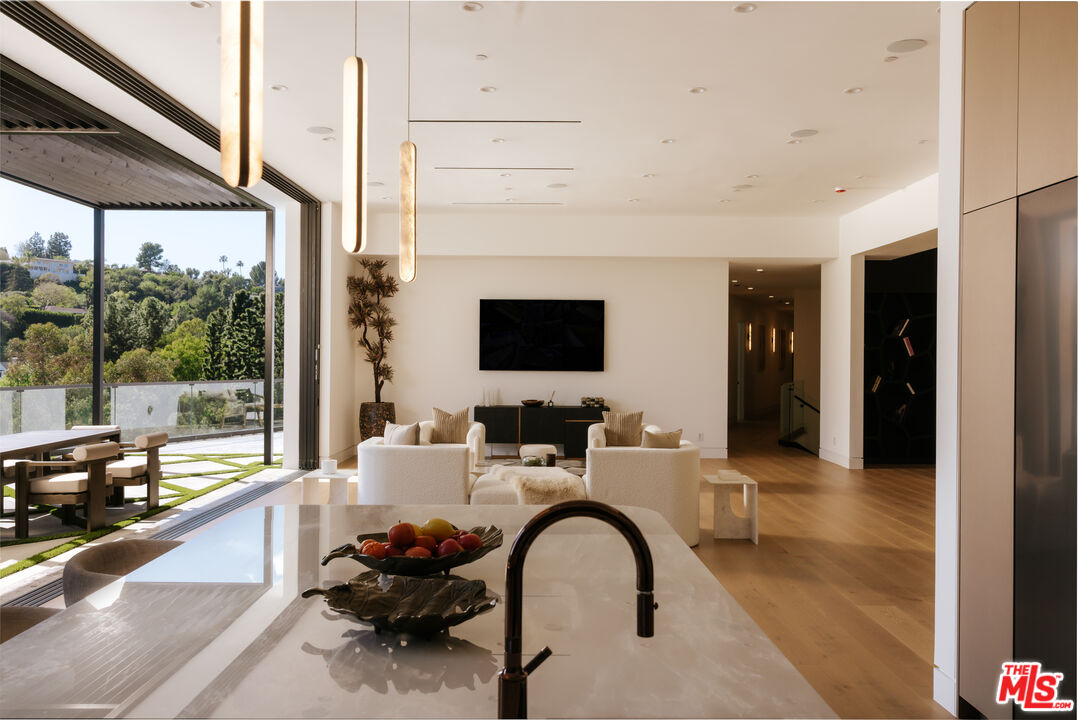 15834 High Knoll Road Encino, CA 91436 - Photo 15 of 53 Gallery Image 15