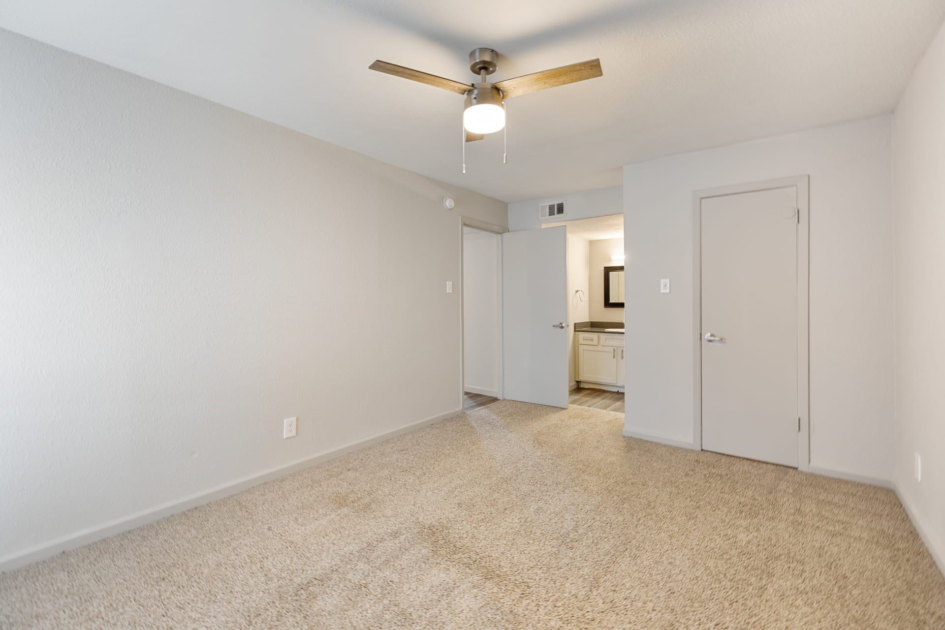 8701 Town Park Drive, Unit 362322 Houston, TX 77036 - Photo 20 of 20 an empty room with a white walls and ceiling fan