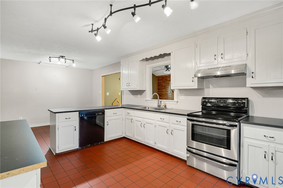 1140 Berryhill Road Henrico, VA 23231 - Photo 9 of 29 Kitchen featuring stainless steel electric range o