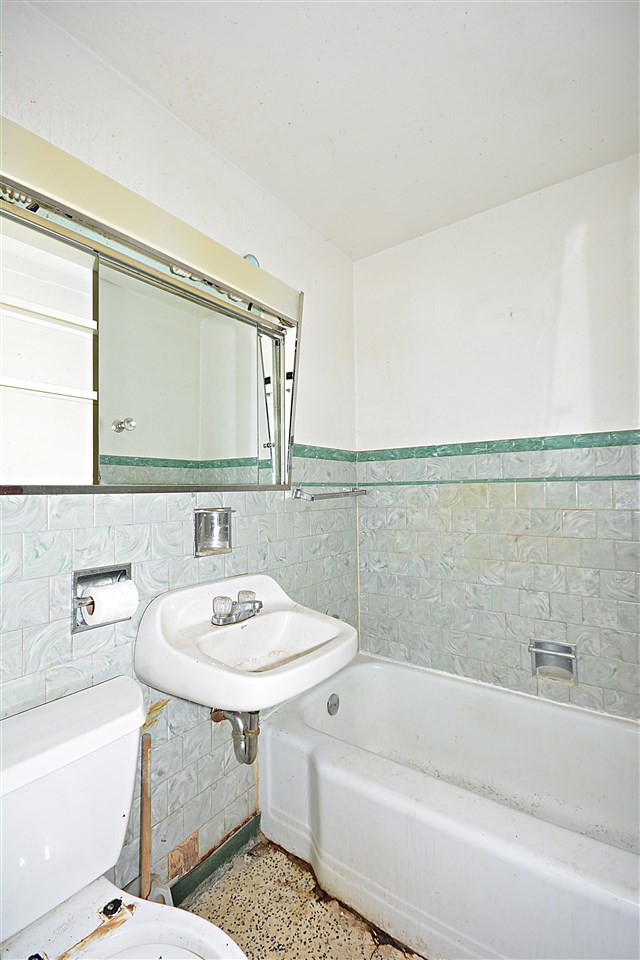 916 Windsor Road Loves Park, IL 61111 - Photo 9 of 14 a bathroom with a sink a mirror and a bathtub