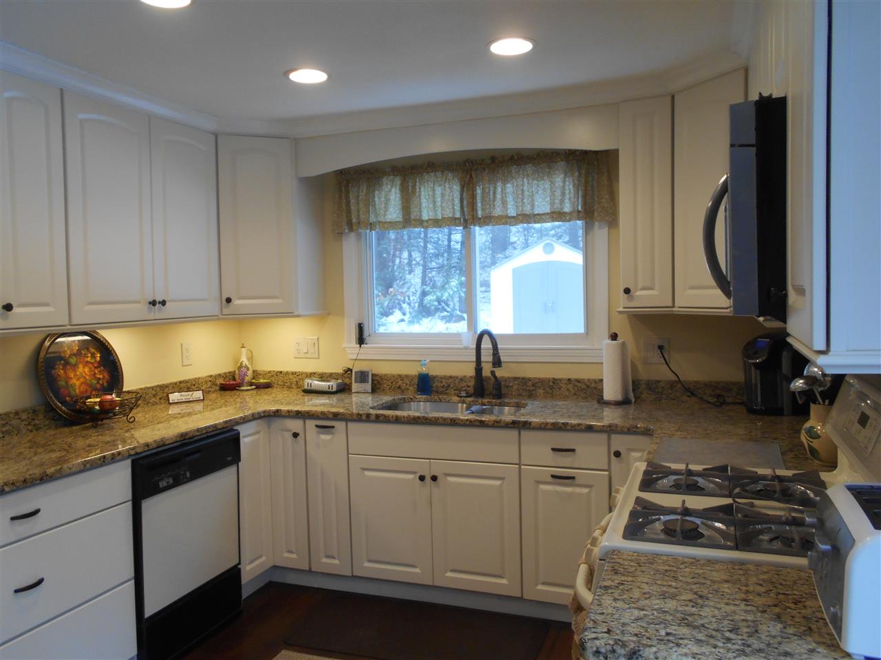118 Belknap Road Hudson, NH 03051 - Photo 3 of 19 Gallery Image 3