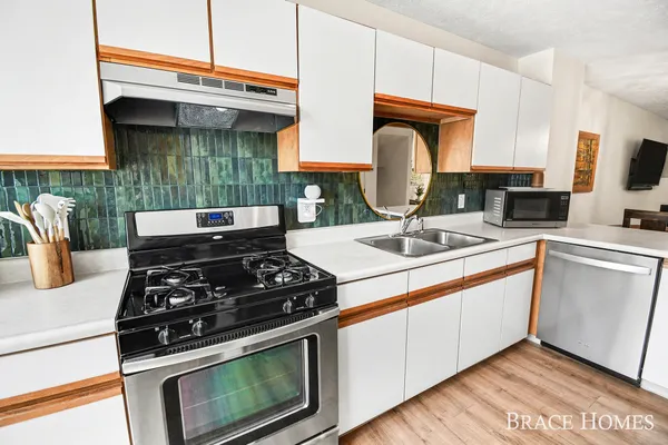 $299,900 | 956 Ada Pl Drive Southeast, Grand Rapids, MI 49546