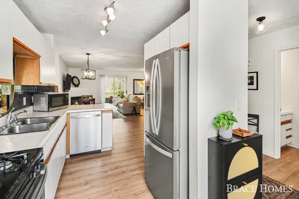 $299,900 | 956 Ada Pl Drive Southeast, Grand Rapids, MI 49546