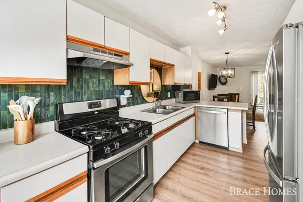 $299,900 | 956 Ada Pl Drive Southeast, Grand Rapids, MI 49546