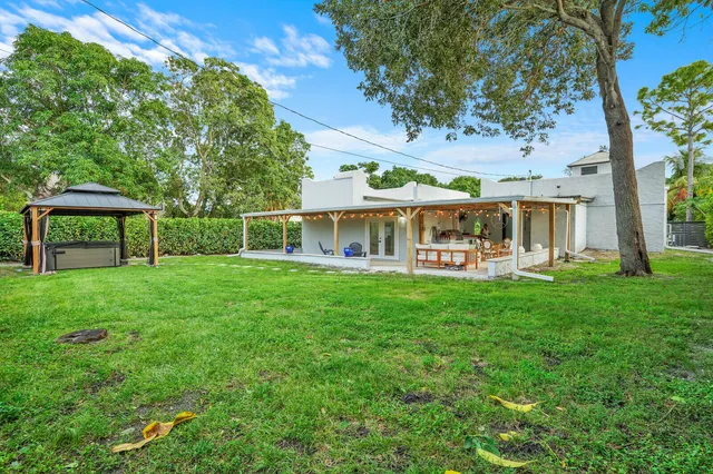 a view of a backyard