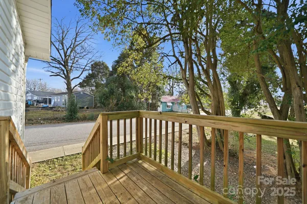 a view of yard with green space
