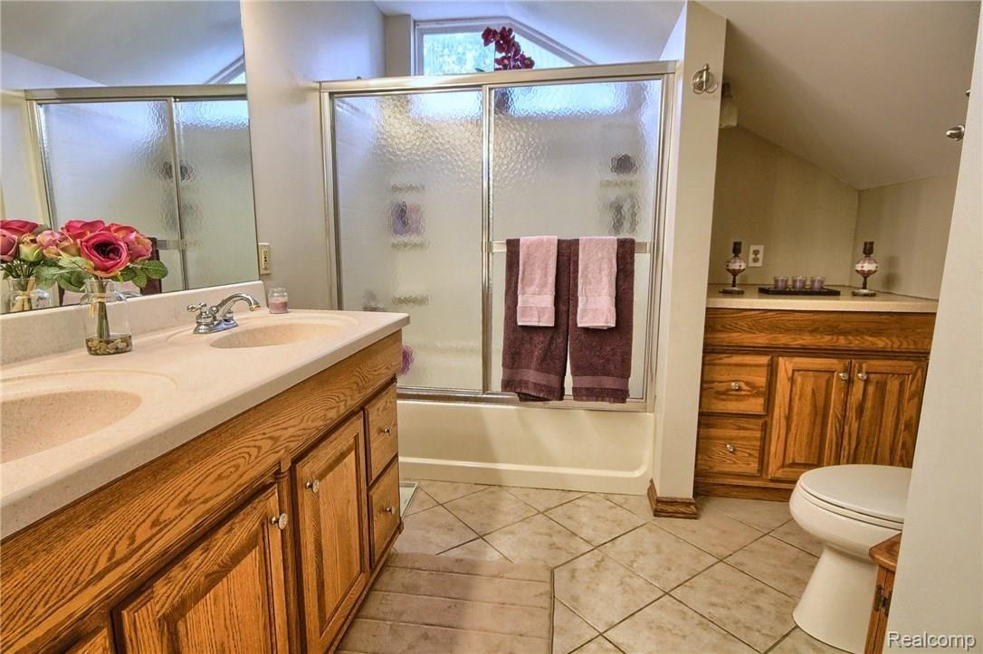 19407 Savage Road Belleville, MI 48111 - Photo 18 of 32 2nd_Level_Bathroom.jpg