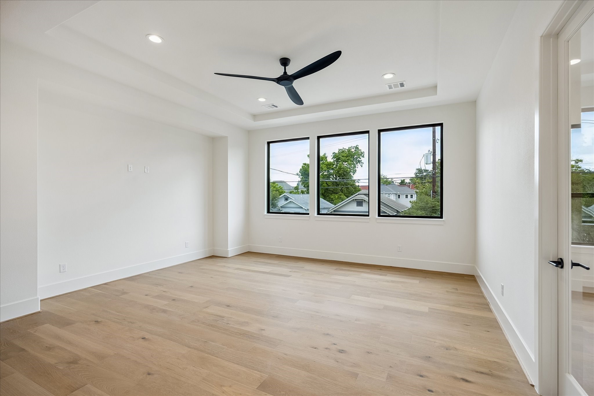 122 East 4th Street Houston, TX 77007 - Photo 26 of 38 Game room – wide plank wood floor and tray ceiling with ceiling fan.