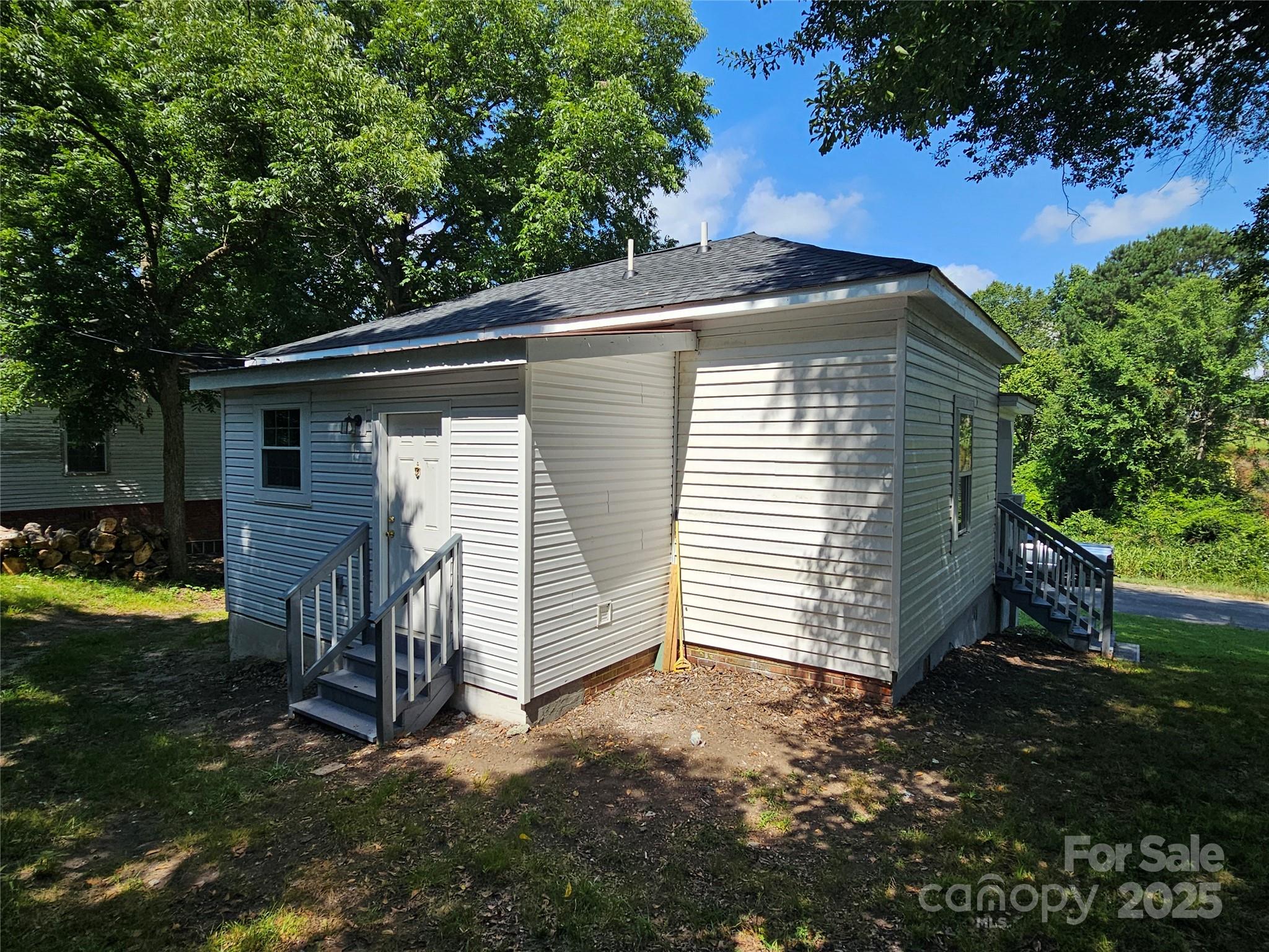 31 Poplar Street Great Falls, SC 29055 - Photo 15 of 16 a view of backyard of house and garage