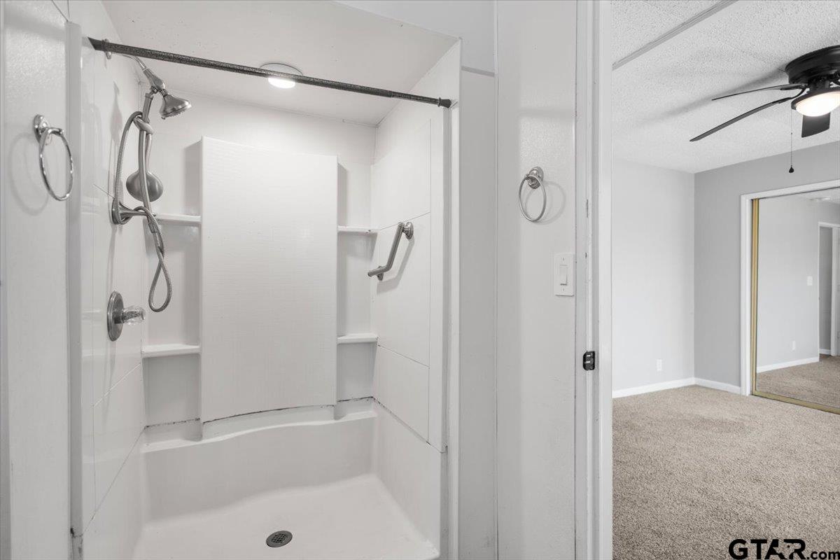 18607-c R 498 C R 498 Lindale, TX 75771 - Photo 33 of 41 a bathroom with a shower and a tub