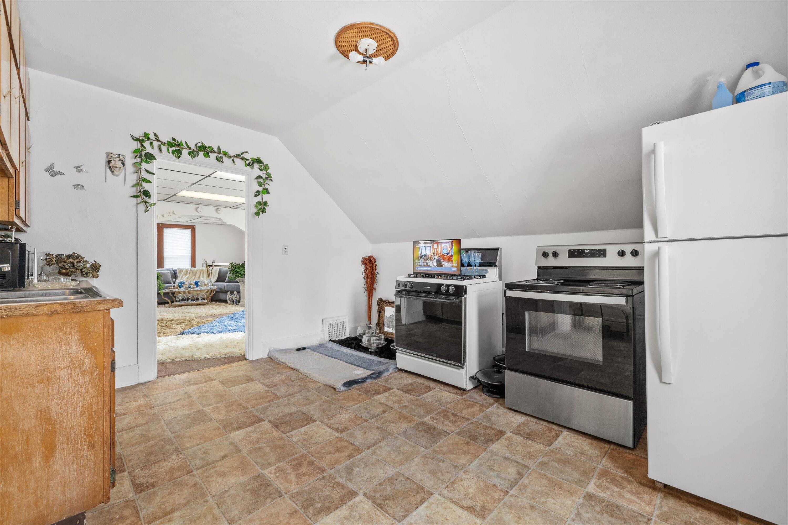 1234 Blake Avenue Racine, WI 53404 - Photo 26 of 35 Upper Unit Kitchen