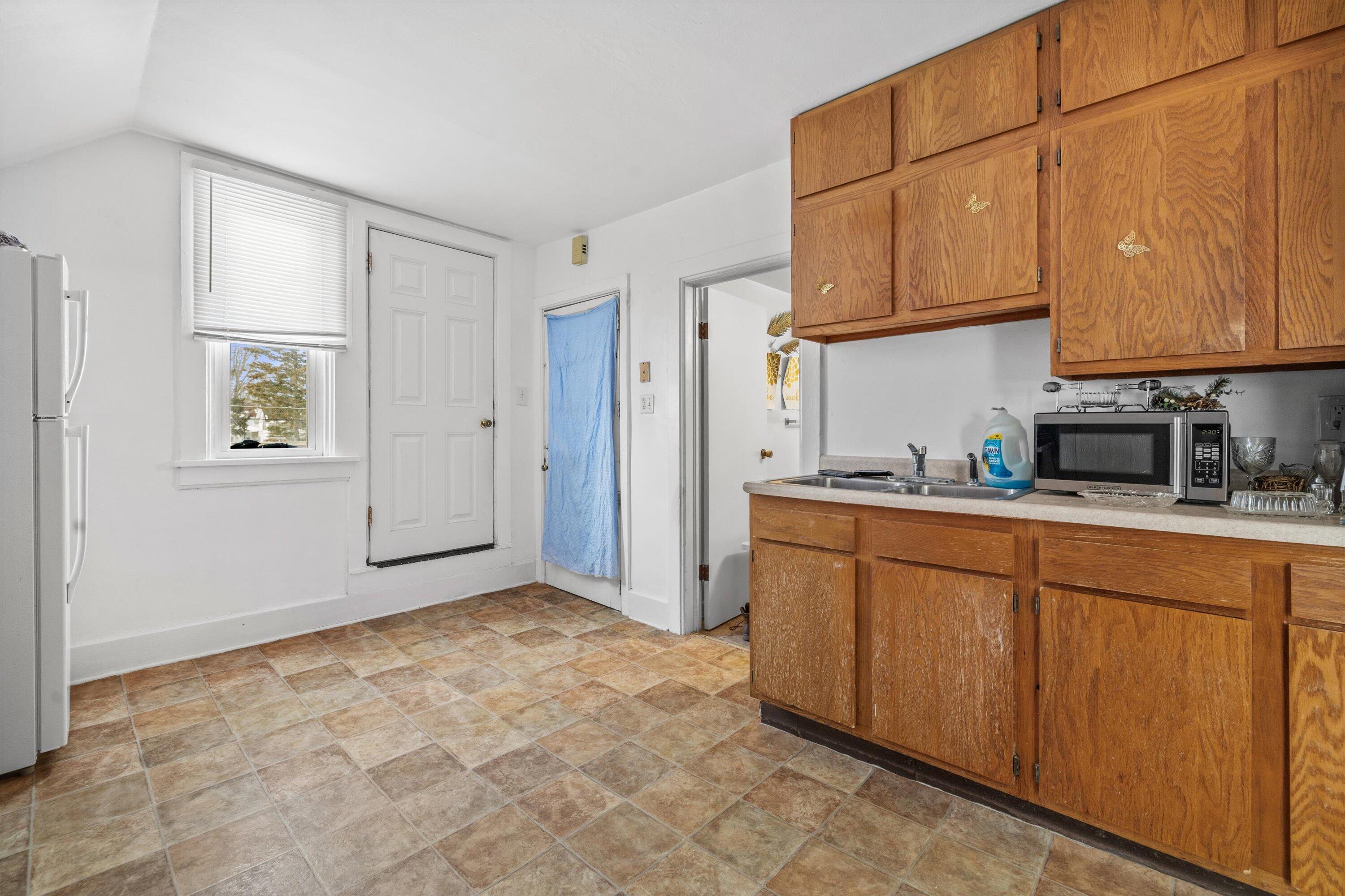 1234 Blake Avenue Racine, WI 53404 - Photo 27 of 35 Upper Unit Kitchen
