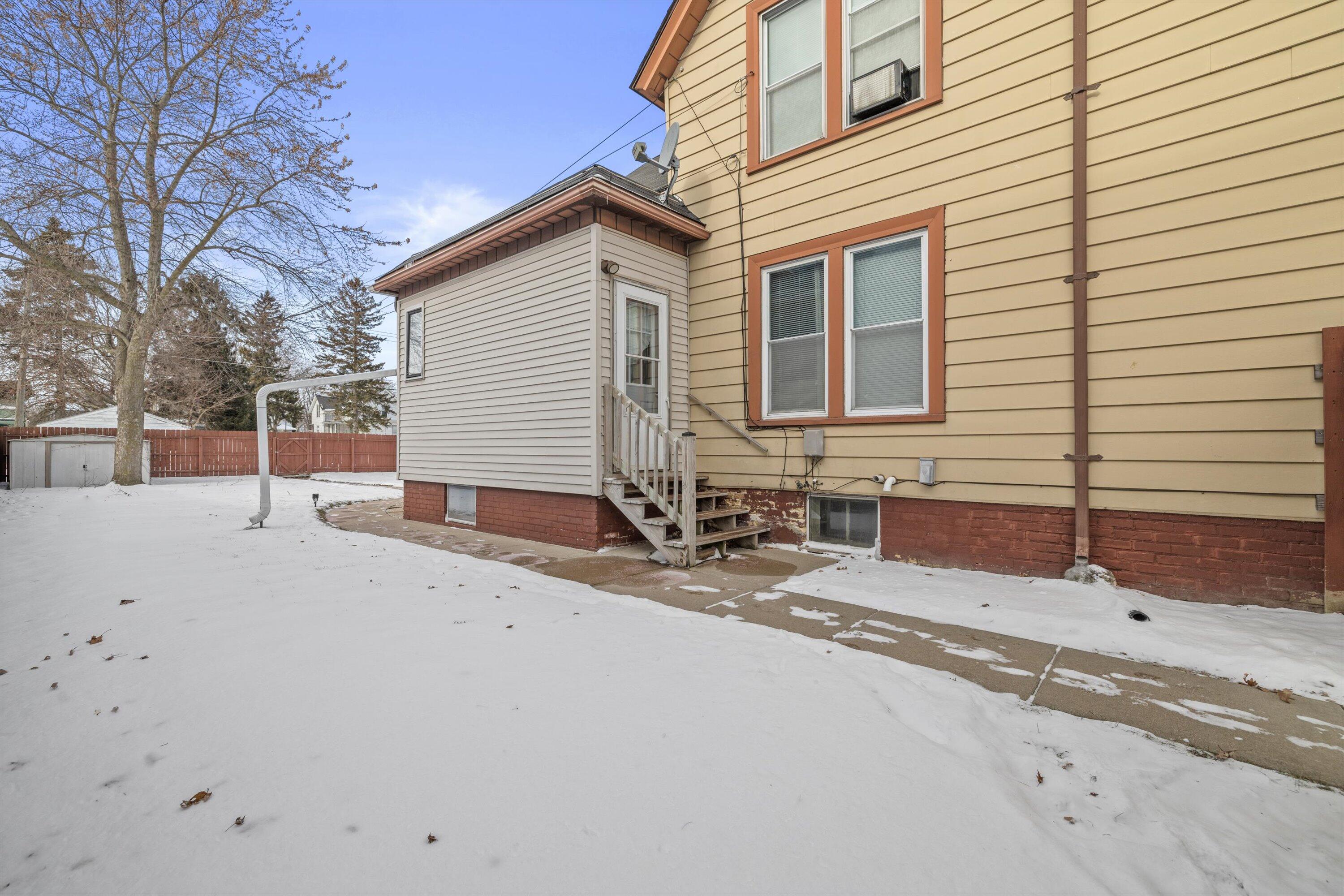 1234 Blake Avenue Racine, WI 53404 - Photo 4 of 35 Side/Lower Level Entrance To Mudroom