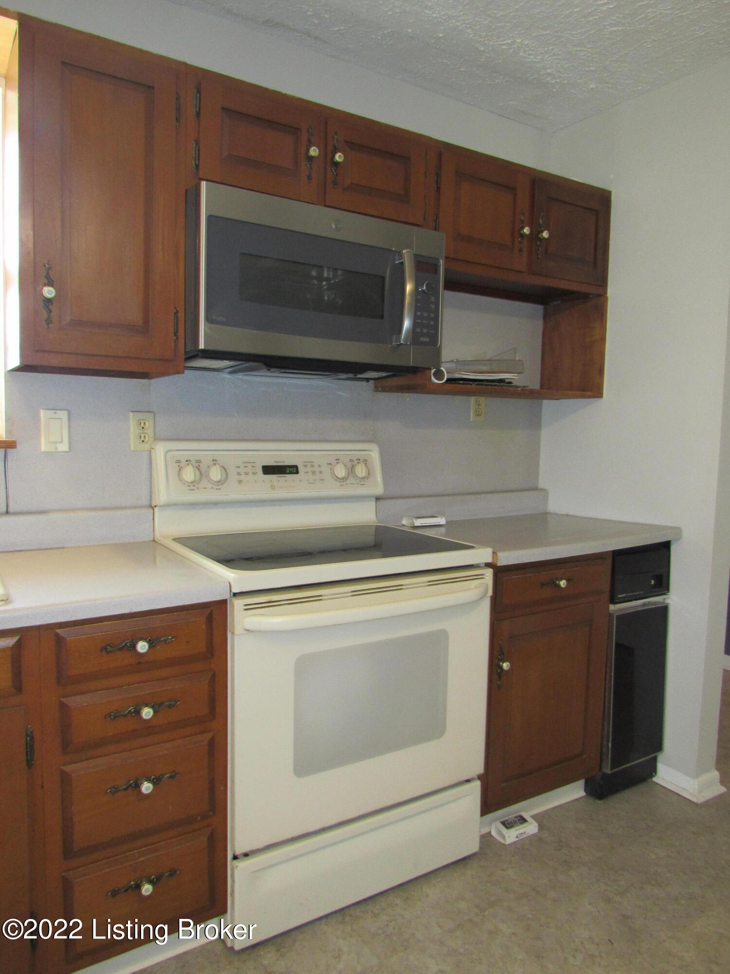 105 North Myers Road Brooks, KY 40109 - Photo 51 of 73 Microwave/Stove/Oven