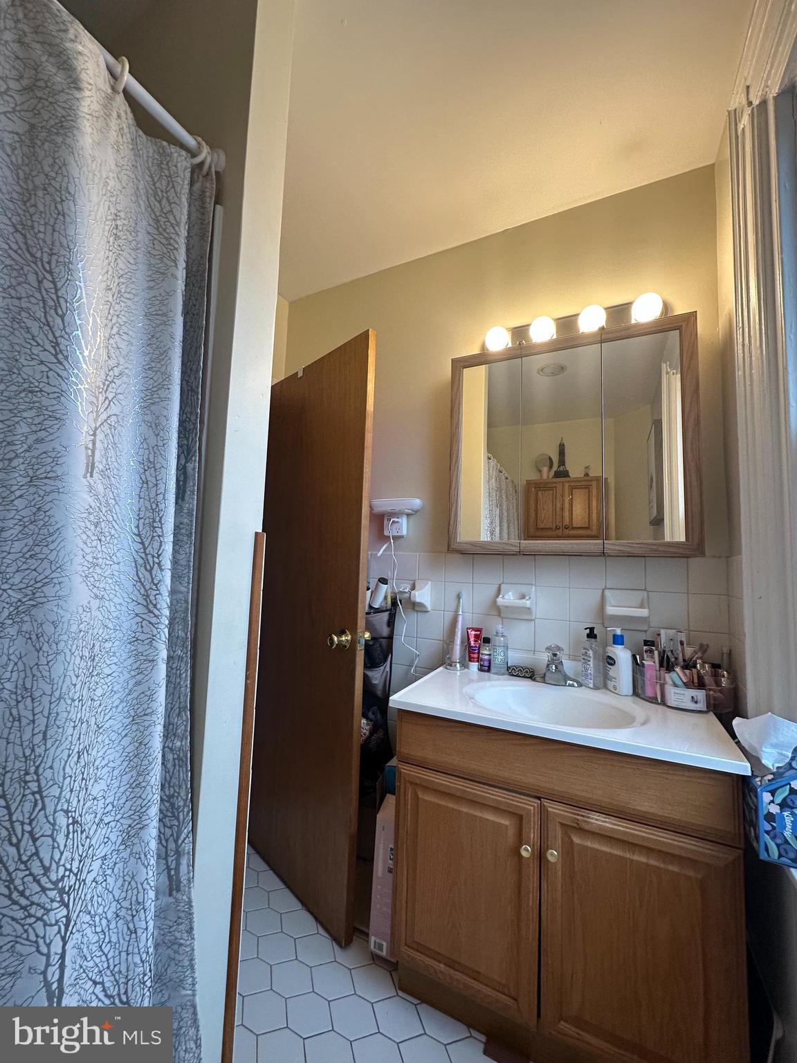 133 Grandview Road Ardmore, PA 19003 - Photo 36 of 64 2nd Fl Bathroom