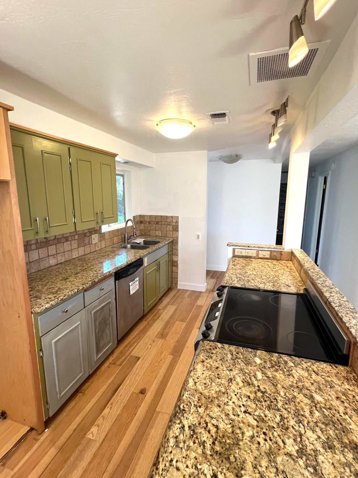 1901 Crestbrook Road Medford, OR 97504 - Photo 4 of 16 Kitchen 1