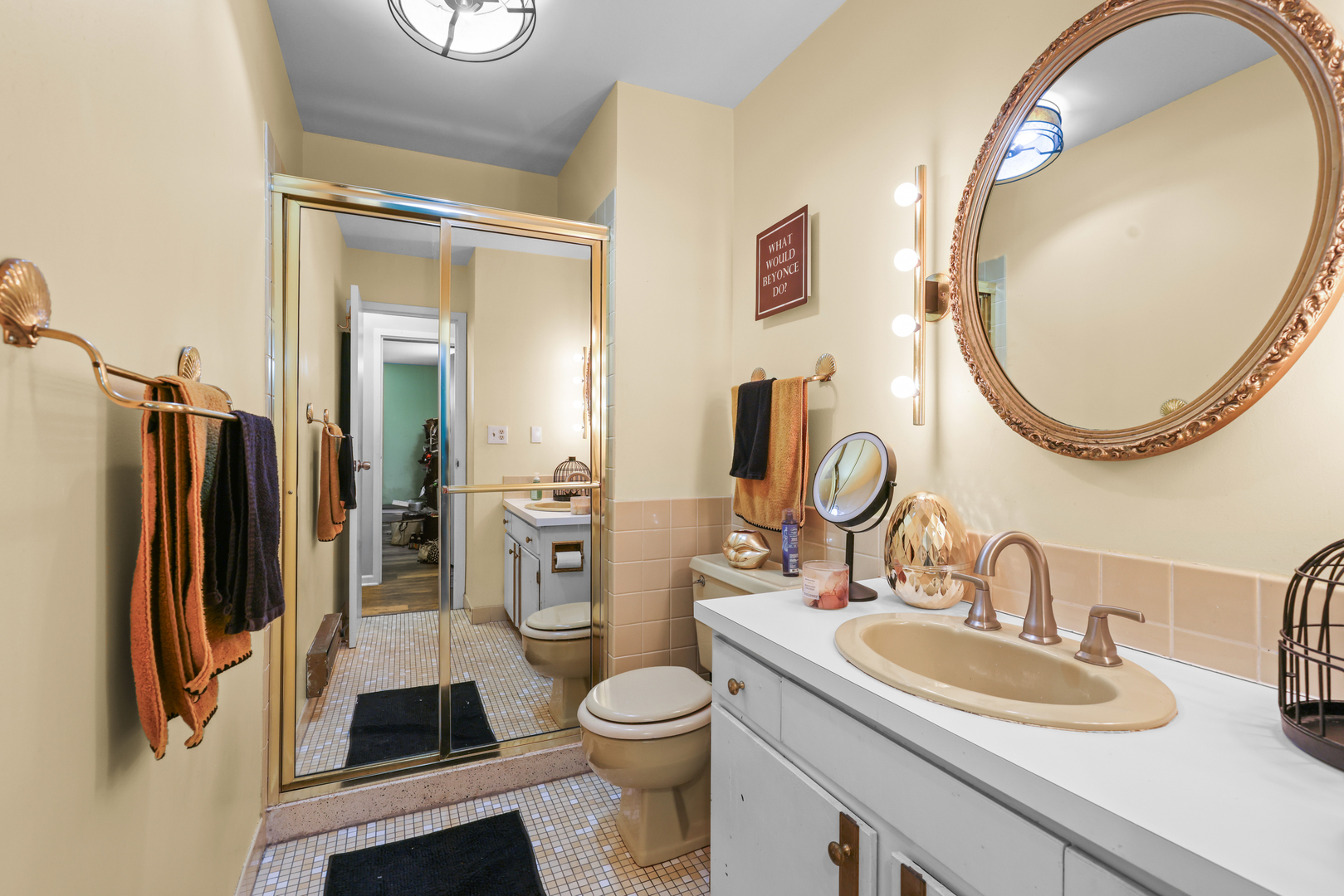 6033 North Sheridan Road, Unit 24B Chicago, IL 60660 - Photo 13 of 36 a bathroom with a toilet sink and mirror