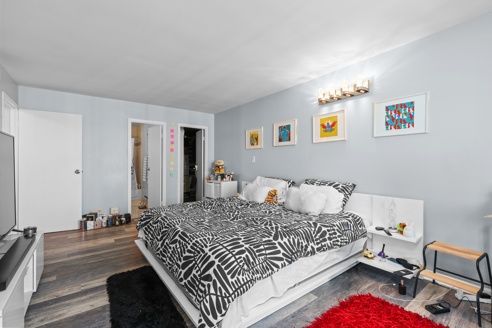 6033 North Sheridan Road, Unit 24B Chicago, IL 60660 - Photo 15 of 36 a bedroom with a bed and a couch