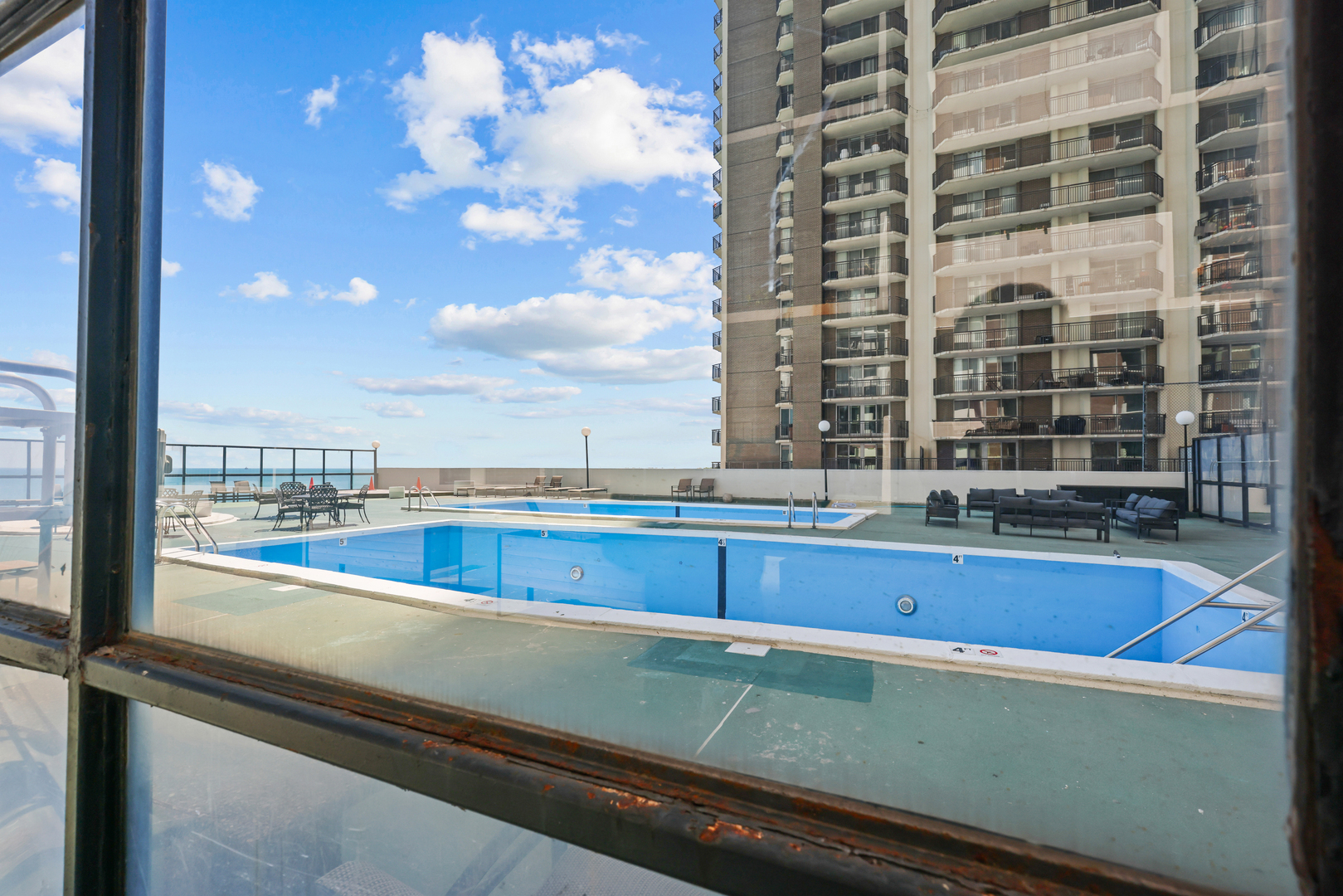 6033 North Sheridan Road, Unit 24B Chicago, IL 60660 - Photo 25 of 36 a view of a balcony with city view