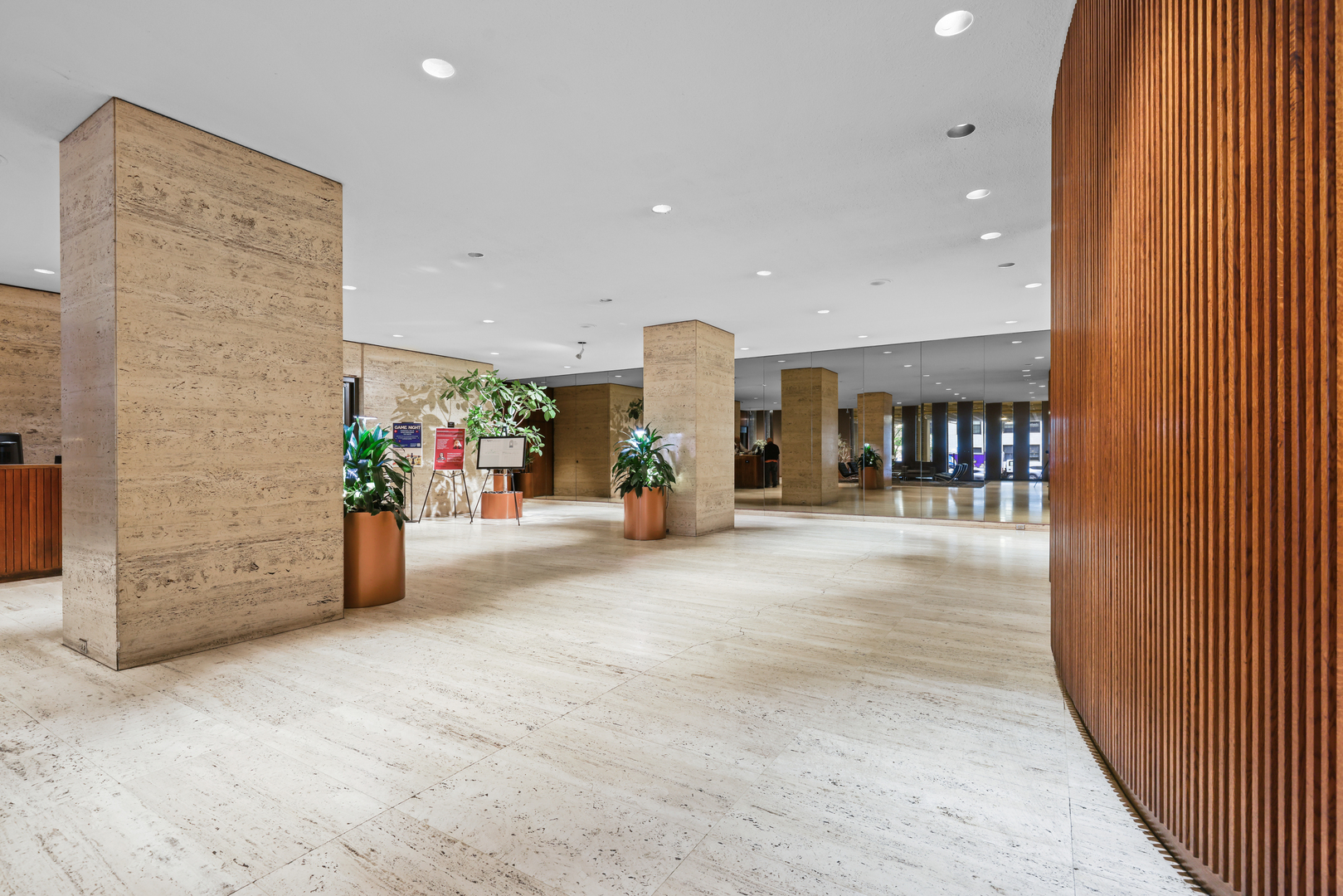 6033 North Sheridan Road, Unit 24B Chicago, IL 60660 - Photo 31 of 36 a view of a hallway with seating area