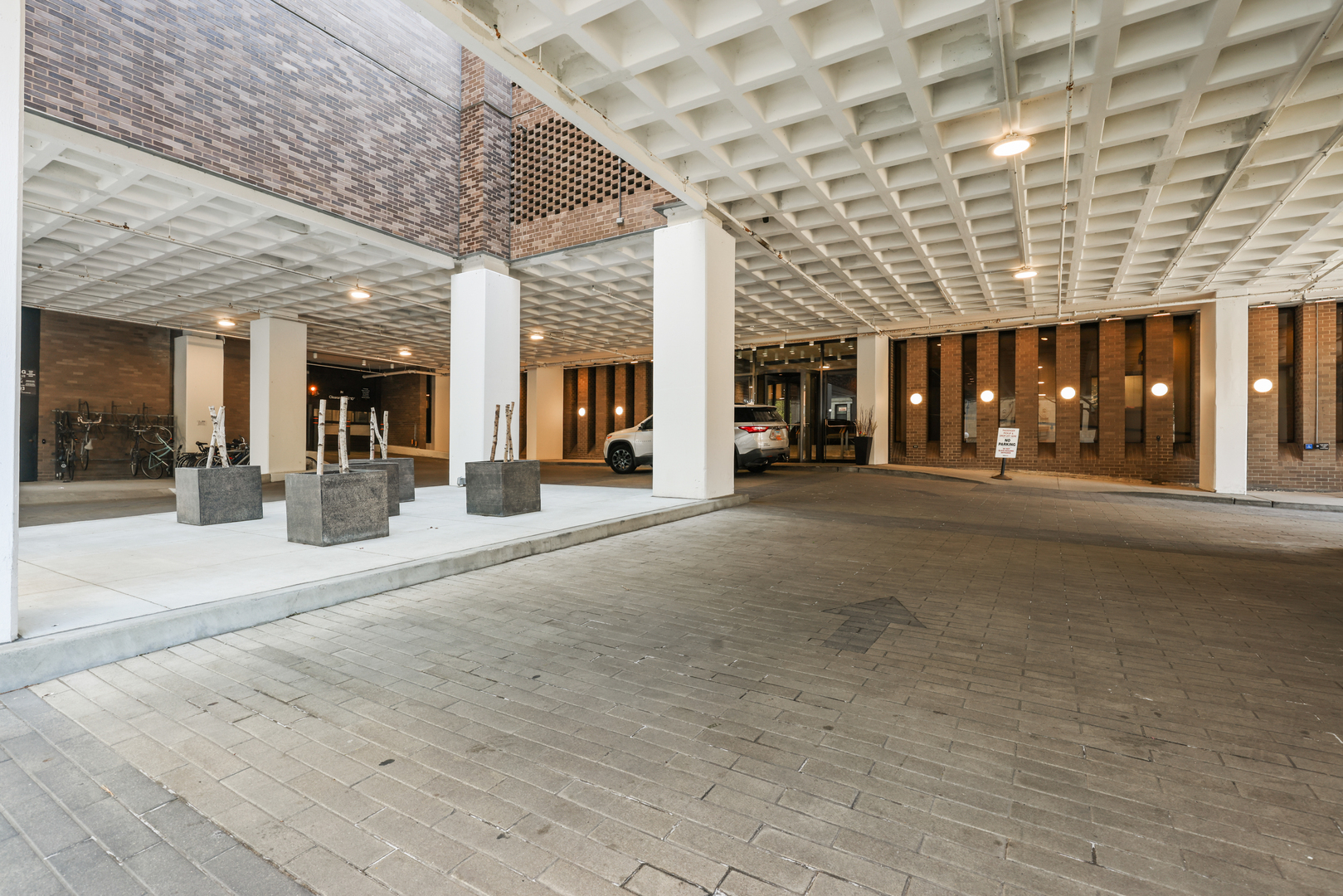 6033 North Sheridan Road, Unit 24B Chicago, IL 60660 - Photo 35 of 36 a view of a building