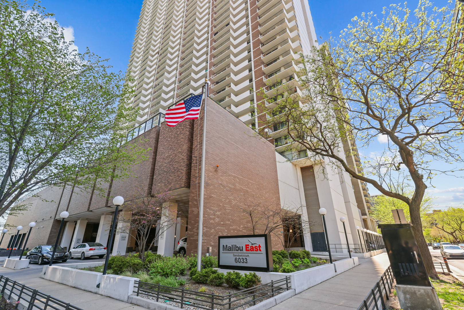6033 North Sheridan Road, Unit 24B Chicago, IL 60660 - Photo 36 of 36 a front view of a multi story building with yard