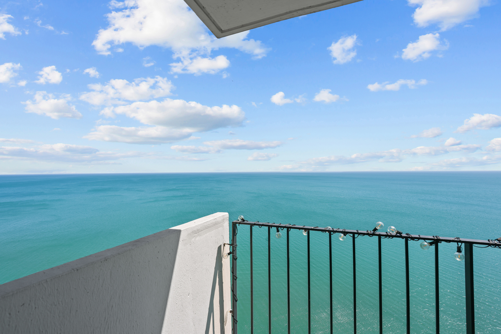 6033 North Sheridan Road, Unit 24B Chicago, IL 60660 - Photo 5 of 36 a balcony with an ocean view