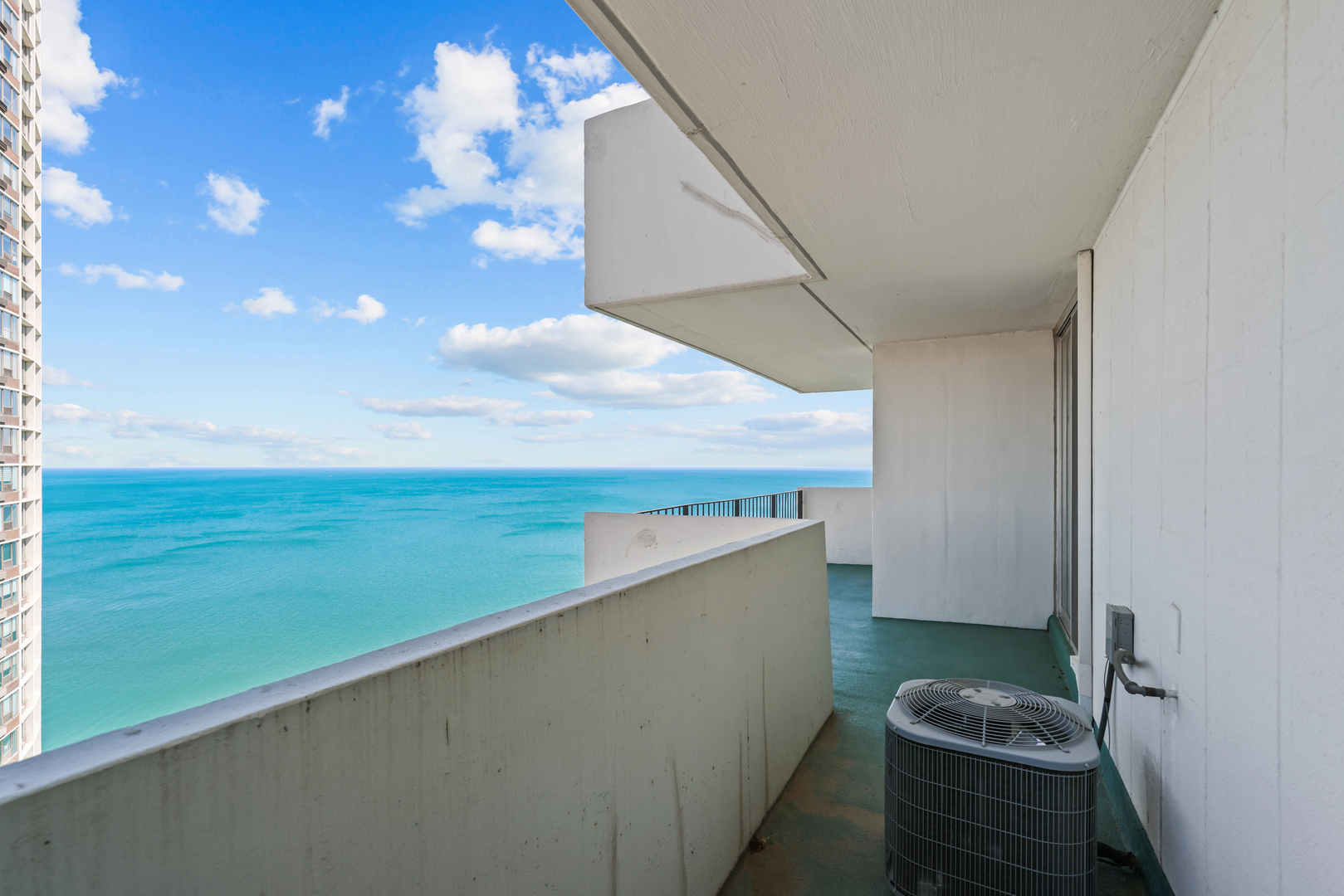 6033 North Sheridan Road, Unit 24B Chicago, IL 60660 - Photo 6 of 36 a room with window