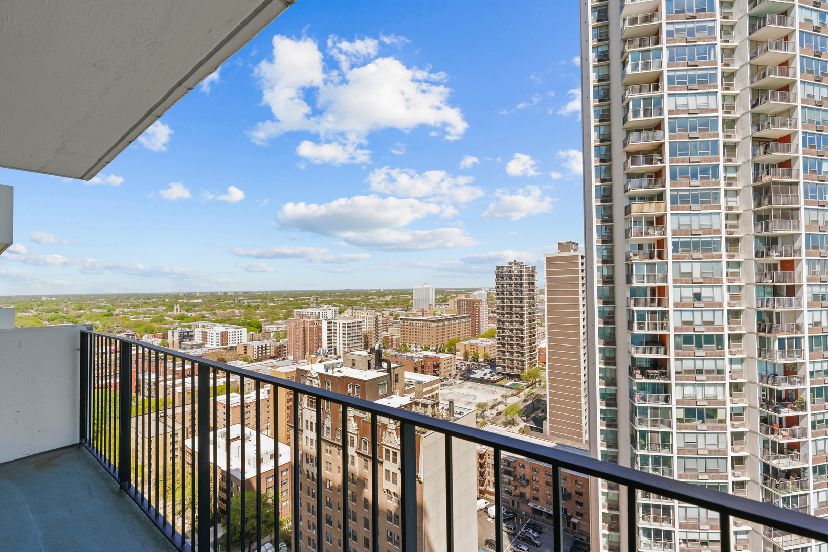 6033 North Sheridan Road, Unit 24B Chicago, IL 60660 - Photo 8 of 36 a view of a balcony with city