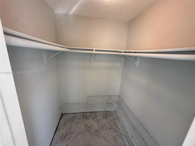 $2,100 | 1900 West 68th Street, Unit G308, Hialeah, FL 33014