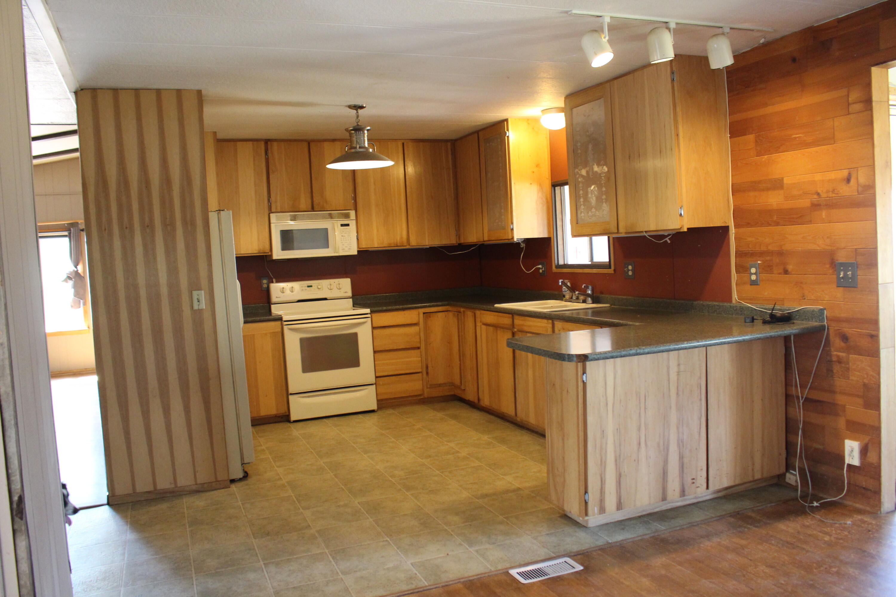 37291 Agency Lake Loop Road Chiloquin, OR 97624 - Photo 14 of 38 KITCHEN