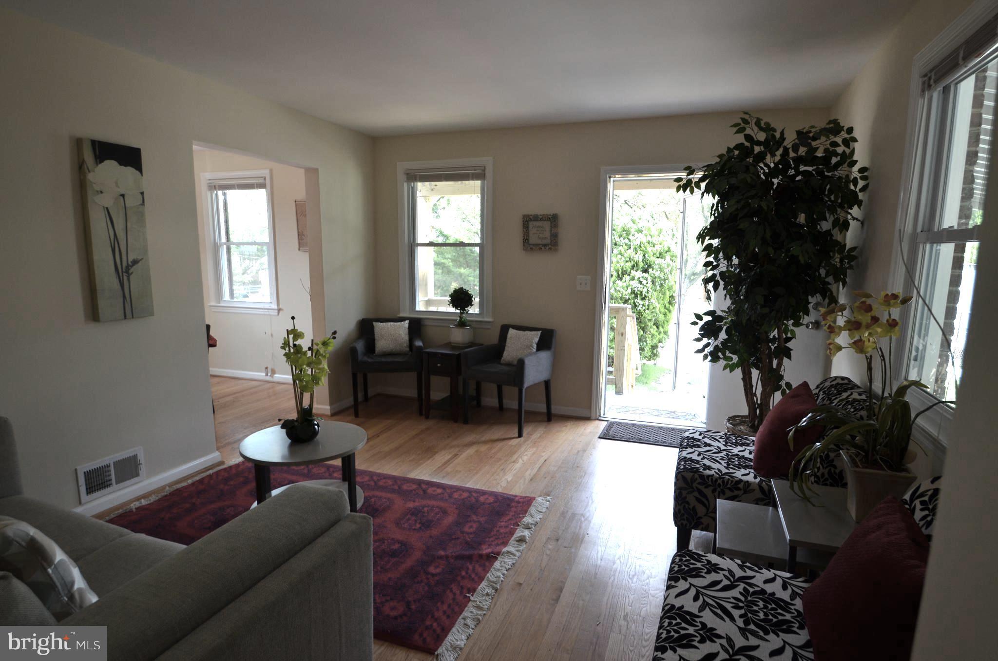 5019 Edgewood Road College Park, MD 20740 - Photo 5 of 29 Living Room