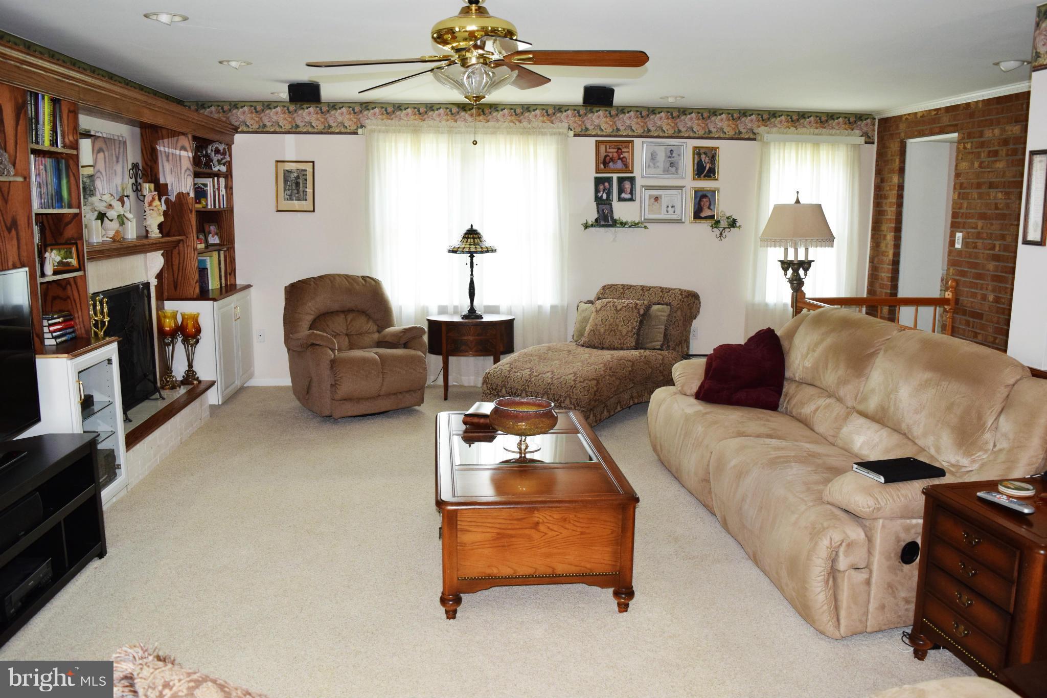 813 West Padonia Road Cockeysville, MD 21030 - Photo 3 of 30 Living Room