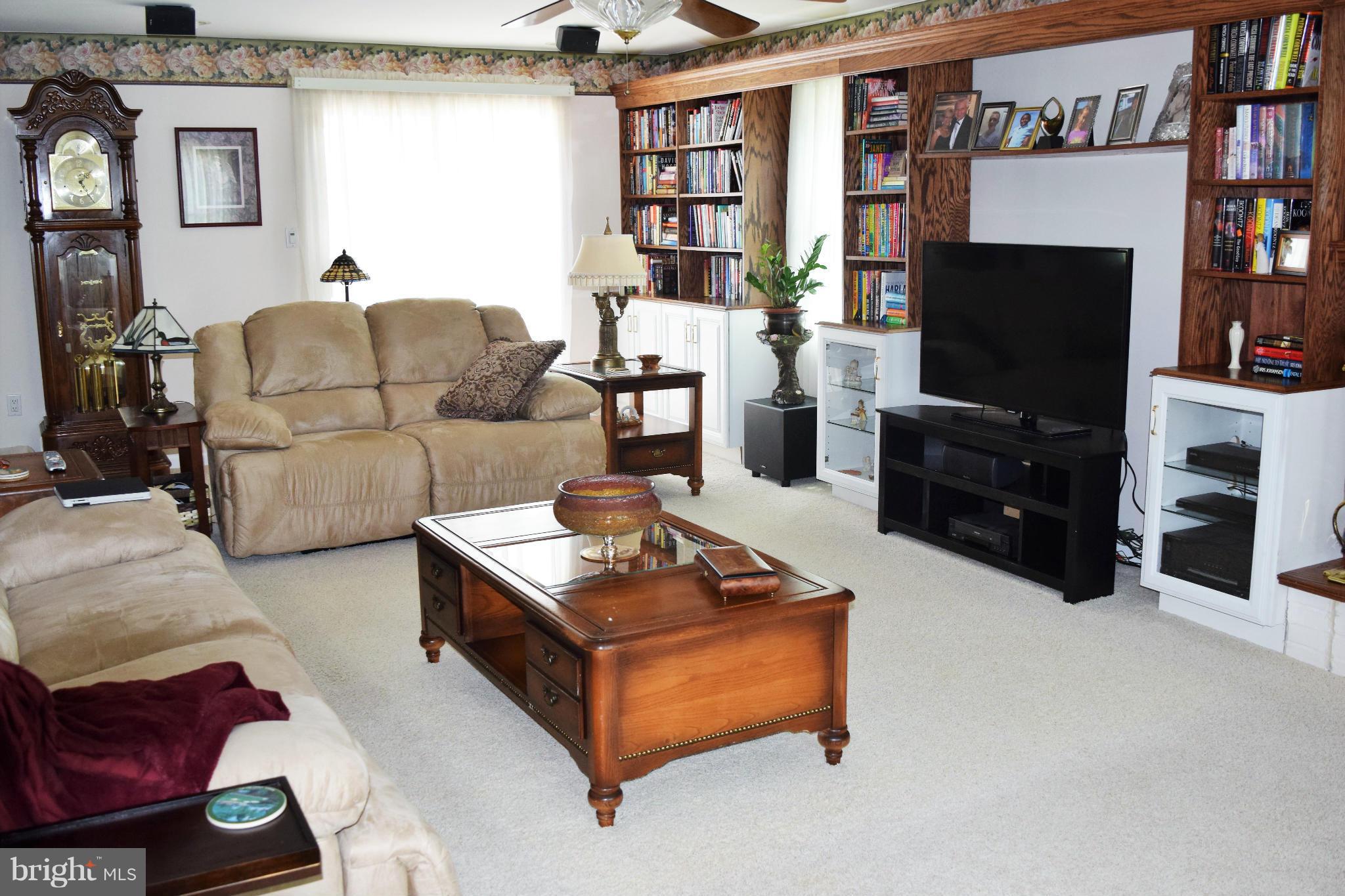 813 West Padonia Road Cockeysville, MD 21030 - Photo 4 of 30 Living Room