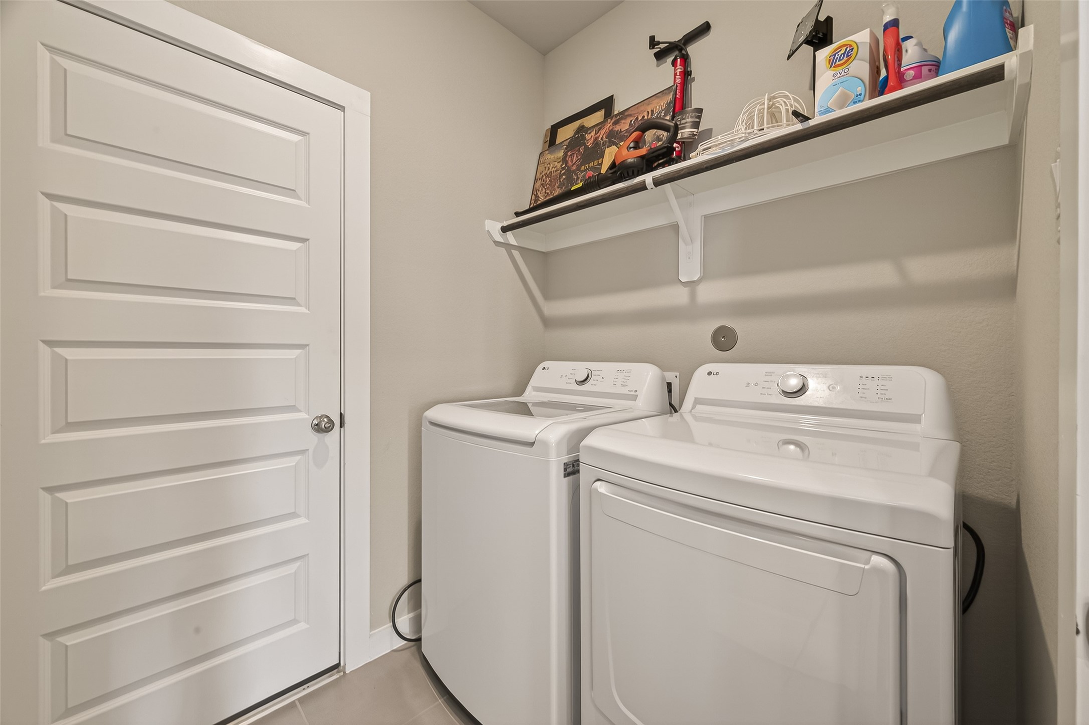 5516 Madden Lane Houston, TX 77048 - Photo 14 of 33 a utility room with dryer and washer