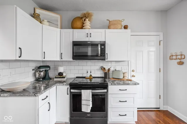 $389,900 | 7772 West Shadow Creek Way, Greenfield, IN 46140