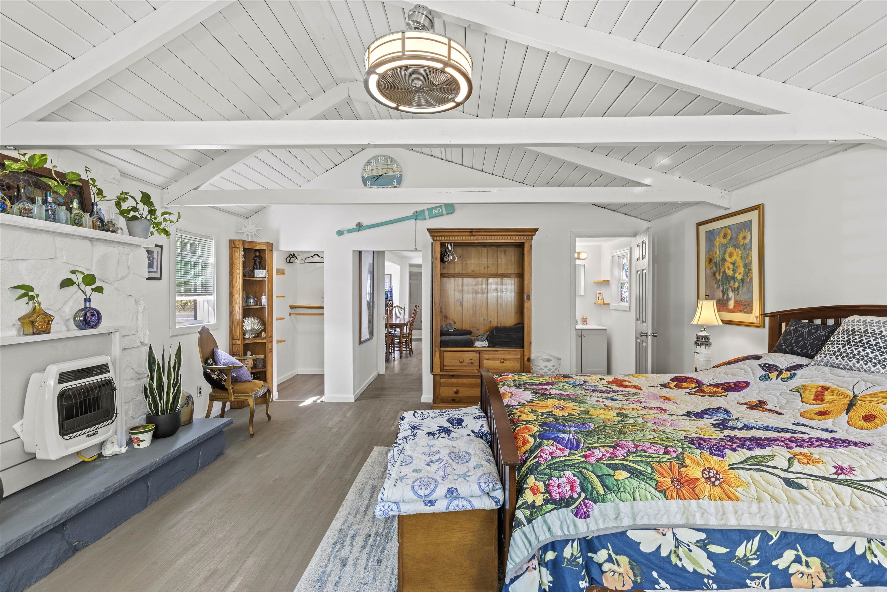 35 Bay Shore Road Cape May, NJ 08204 - Photo 13 of 45 a bedroom that has a bed and a table in it