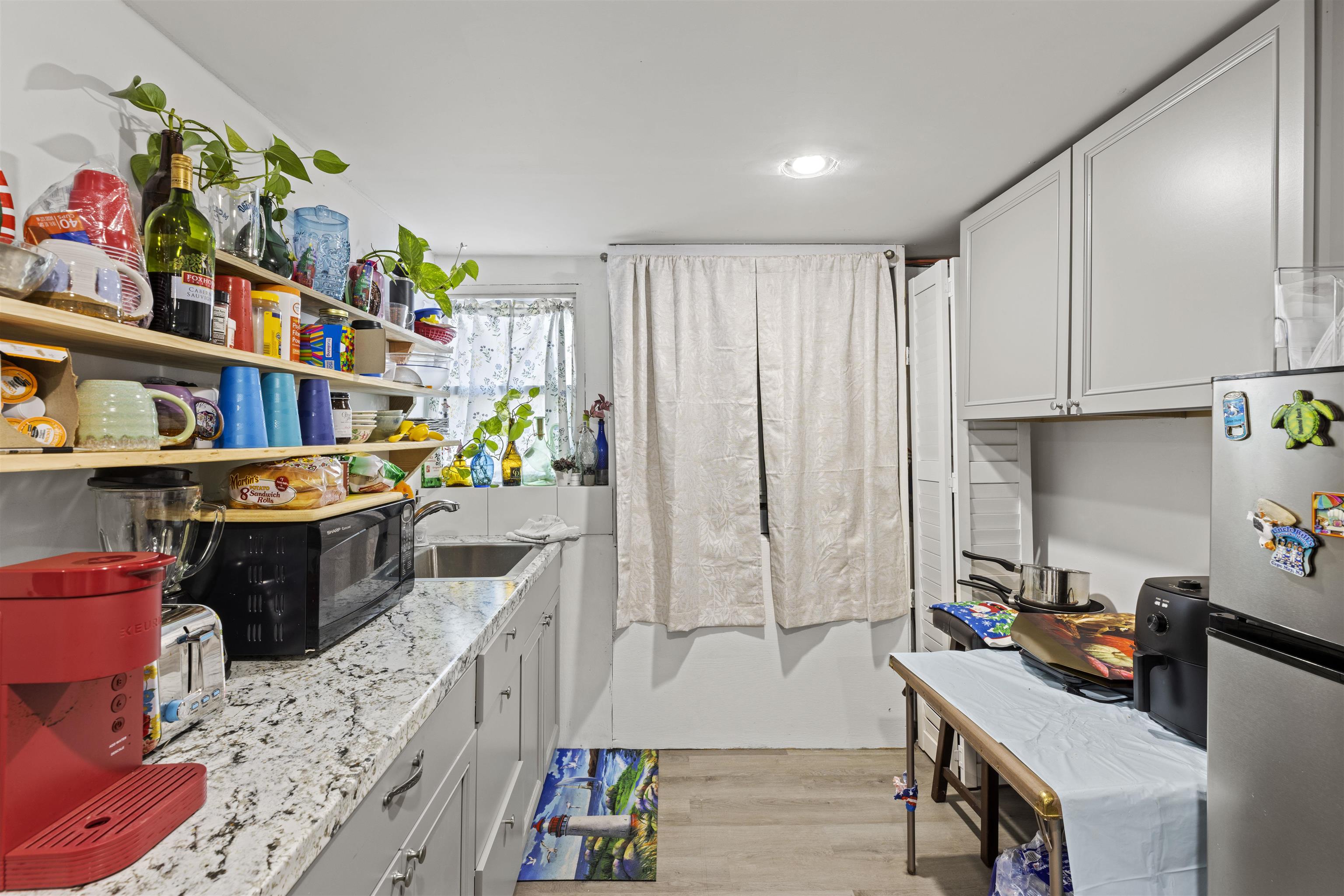 35 Bay Shore Road Cape May, NJ 08204 - Photo 29 of 45 a room with furniture a rug toys and a window