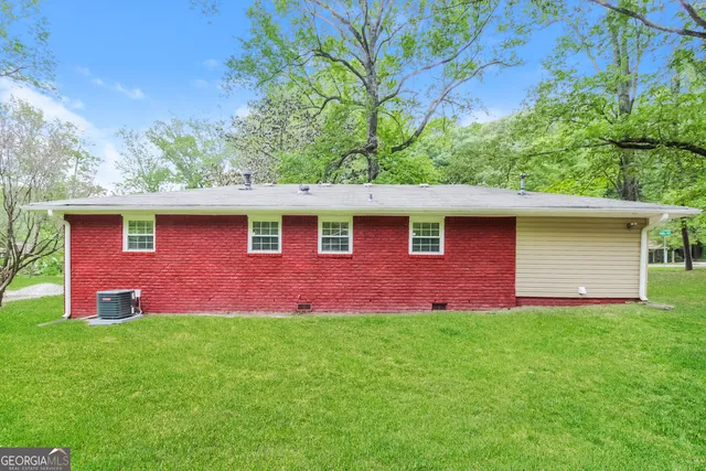 a view of a house with a yard