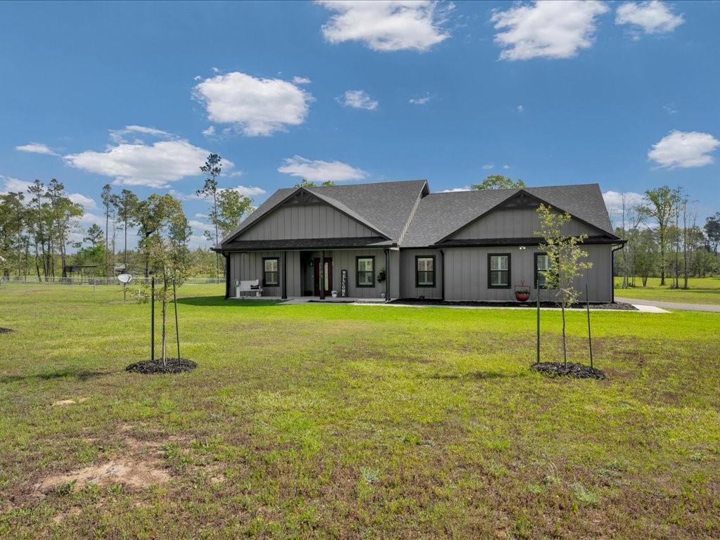 1105 C C Road Diboll, TX 75941 - Photo 5 of 40 a house view with a garden space