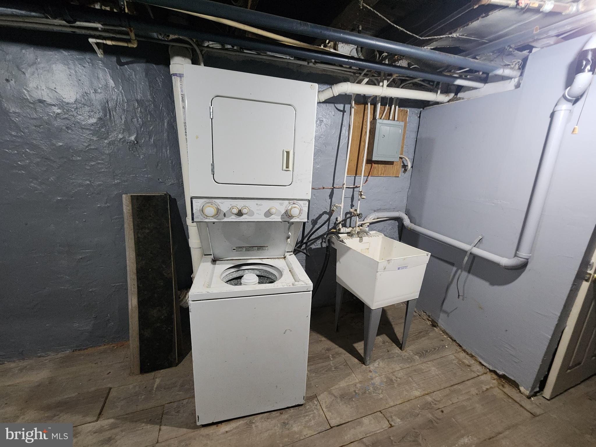 810 Appleton Street Baltimore, MD 21217 - Photo 15 of 27 a utility room with dryer and washer